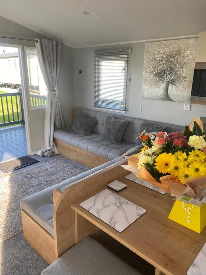 Modern 3 Bedroom Caravan Near The Beach Walton-on-the-Naze Exteriör bild